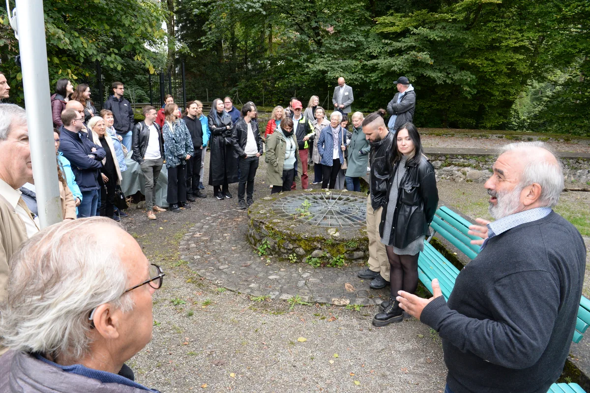 Die Neuzuzüger in Dübendorf werden durch die Stadt geführt und besuchen die Holzkorporation und die Burgruine Dübelstein.